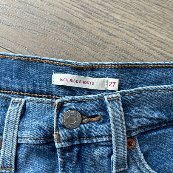 Levi’s high rise shorts in distressed denim size 27 - Picture 3 of 4